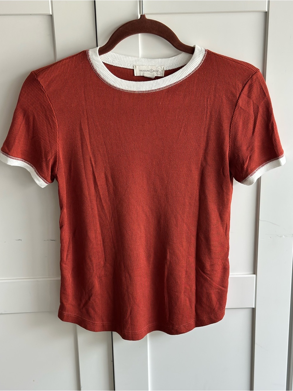 Treasure & Bond Rust Ribbed Ringer Tee – XS